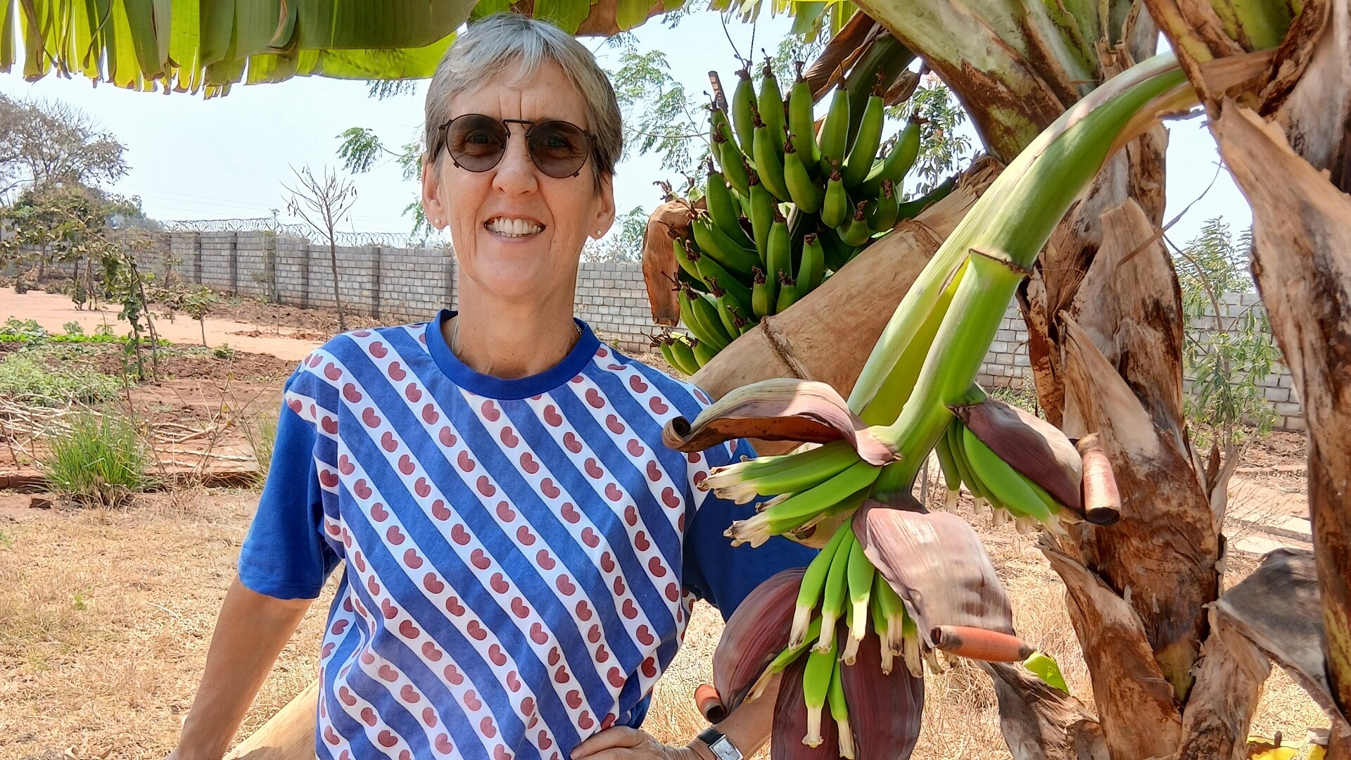 Fera maakt zelf olie en zeep met vrouwen in Malawi: "Ik ben hier niet om te preken"