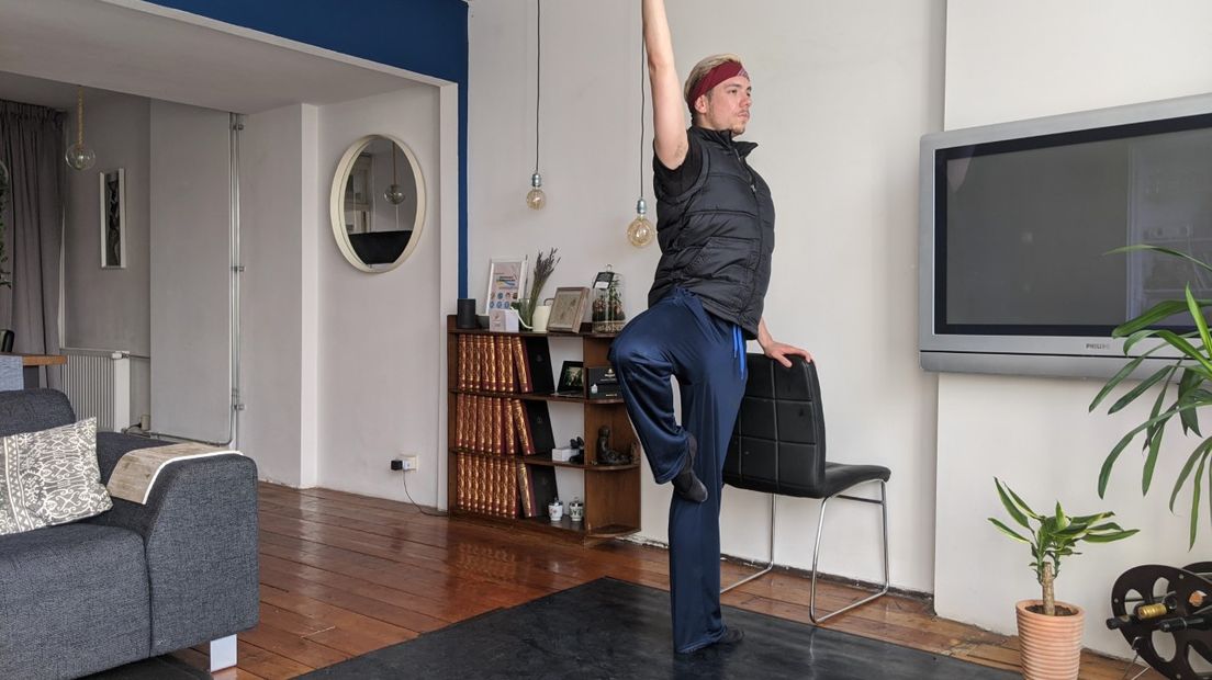 Ook het Arnhemse dansgezelschap Introdans besloot eens flink op te ruimen de afgelopen periode. De oude balletvloer werd in stukken gezaagd en in de verkoop gedaan, zodat mensen er thuis op kunnen dansen. Donderdag werden de eerste delen opgehaald.