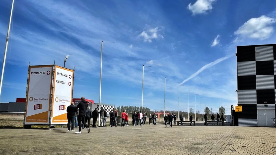 Op zaterdagmiddag is de wachtrij bij de Testen Voor Toegang teststraat in Assen het langst