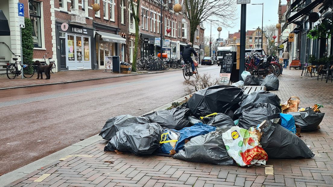 Ook op de Burgemeester Reigerstraat ligt veel afval op straat.