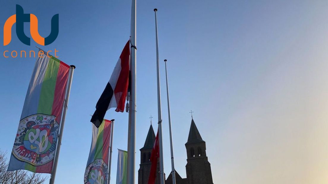 De Turkse en Syrische vlag halfstok in Arnhem