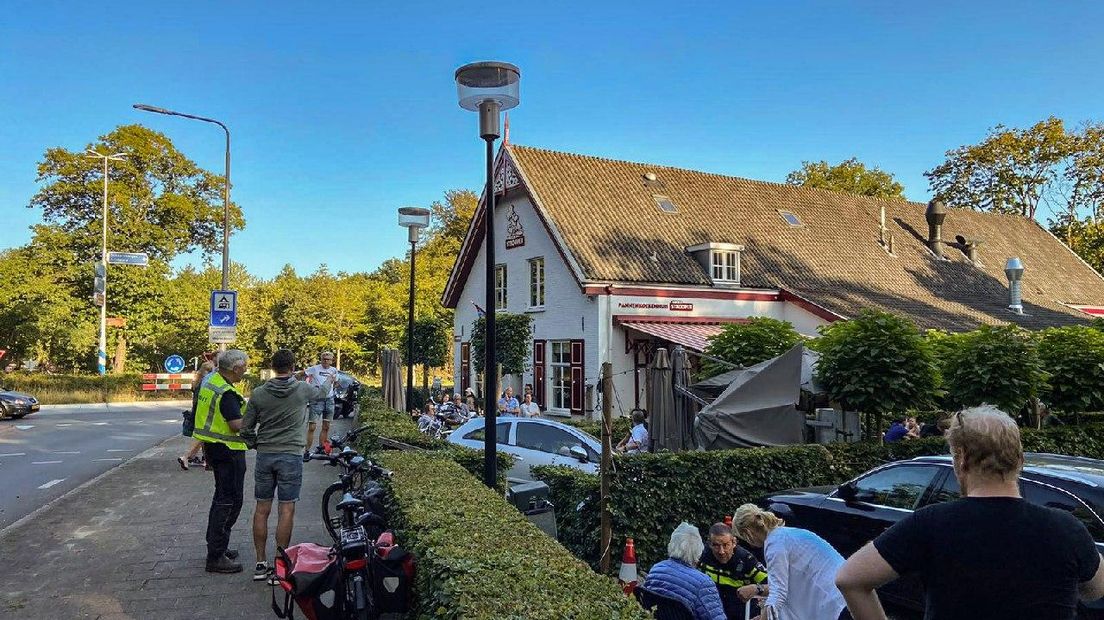 De auto belandde op het terras.