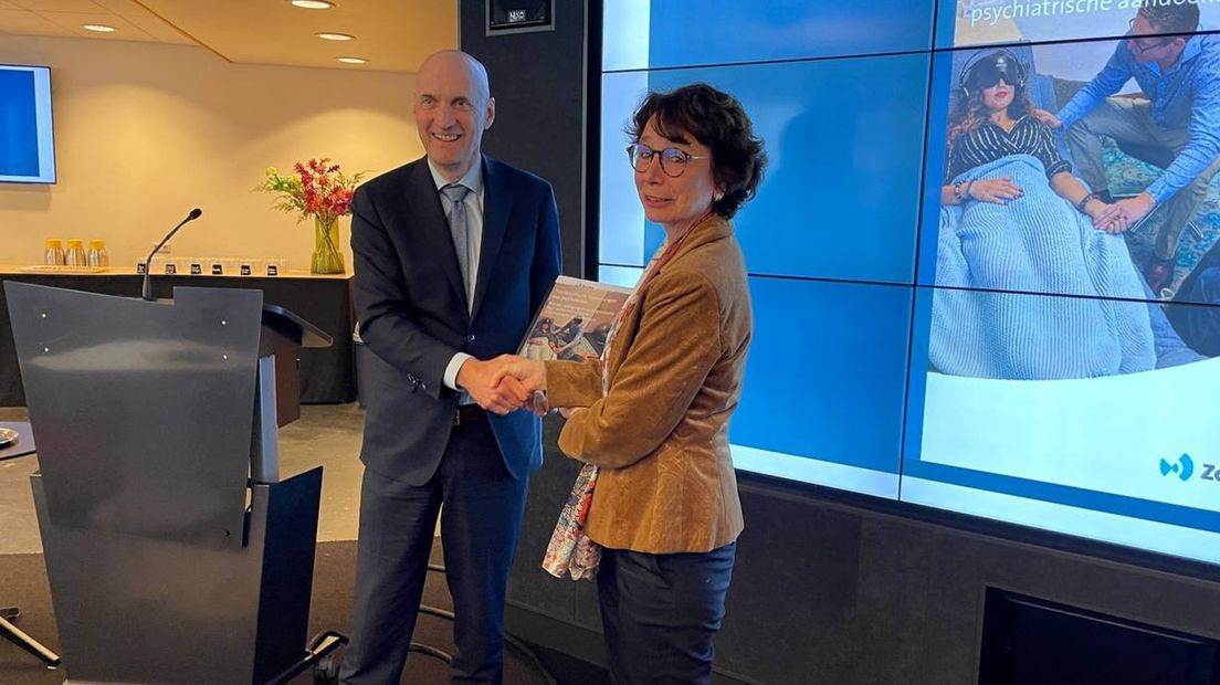 Minister Ernst Kuipers en Veronique Timmerhuis van ZonMw