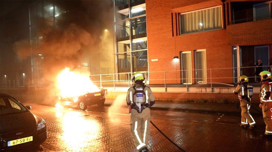 Auto in brand bij appartementencomplex