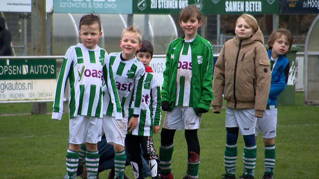 Jonge voetbalspelers in Wijchen.