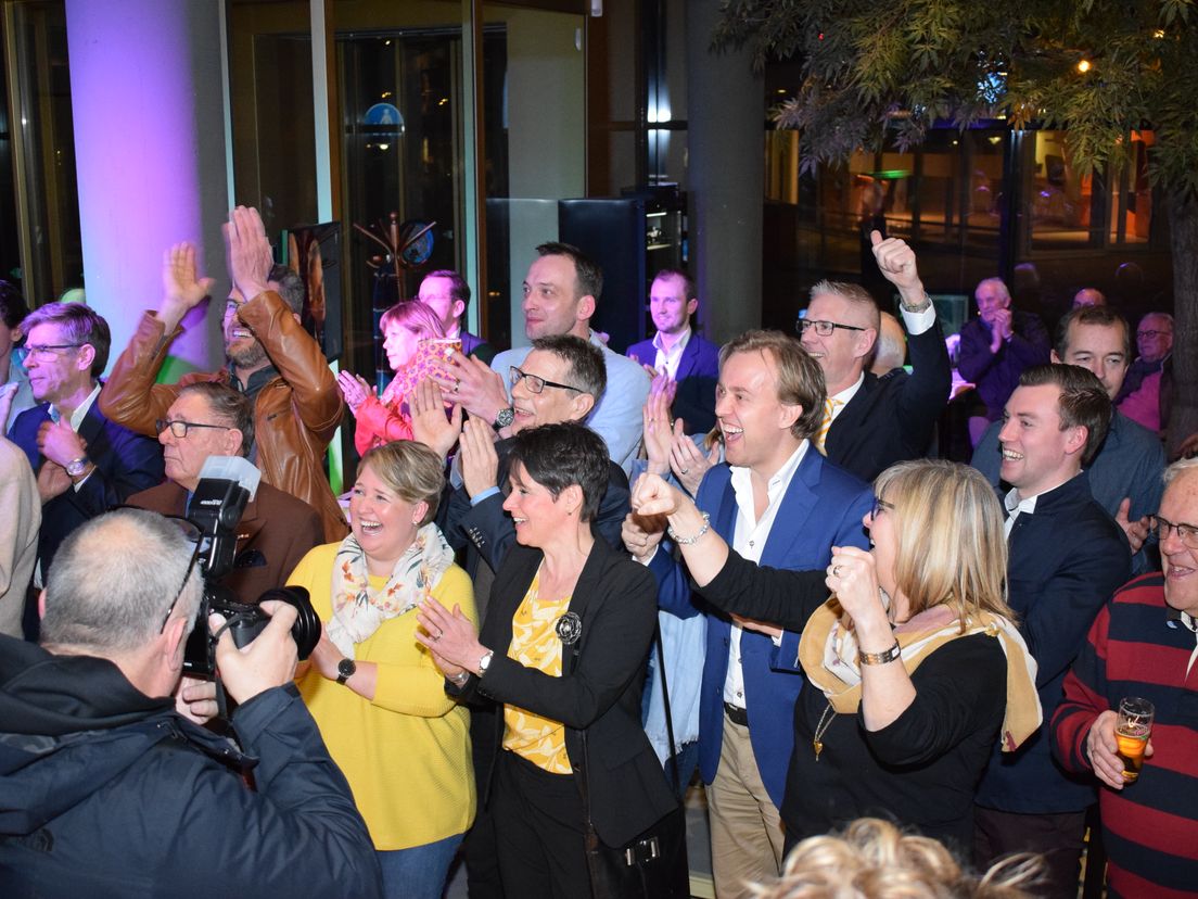 De blijdschap was groot bij Echt voor Barendrecht tijdens de uitslagenavond in het Kruispunt