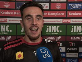 Lance Duijvenstein gaat thuis checken of de Pokémon-kaarten wat waard zijn die hij van supporters heeft gekregen