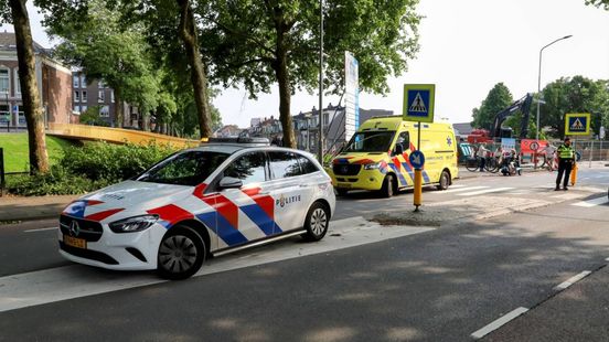 Fietser gewond na aanrijding • veel schade door dakbrand