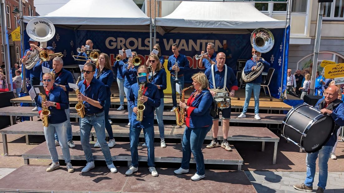 Op Hemelvaartsdag deden de Valleibloazers mee aan een wedstrijd voor dweilorkesten in Groenlo.