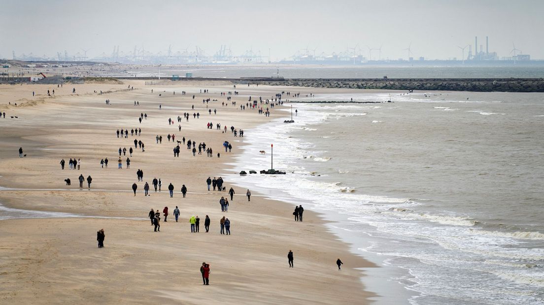 Uitwaaien op het strand.