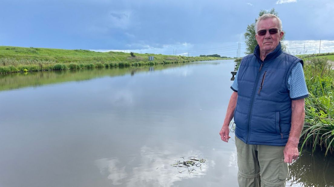 Voorzitter Pieter van Dijk aan de boorden van het Reitdiep in Garnwerd