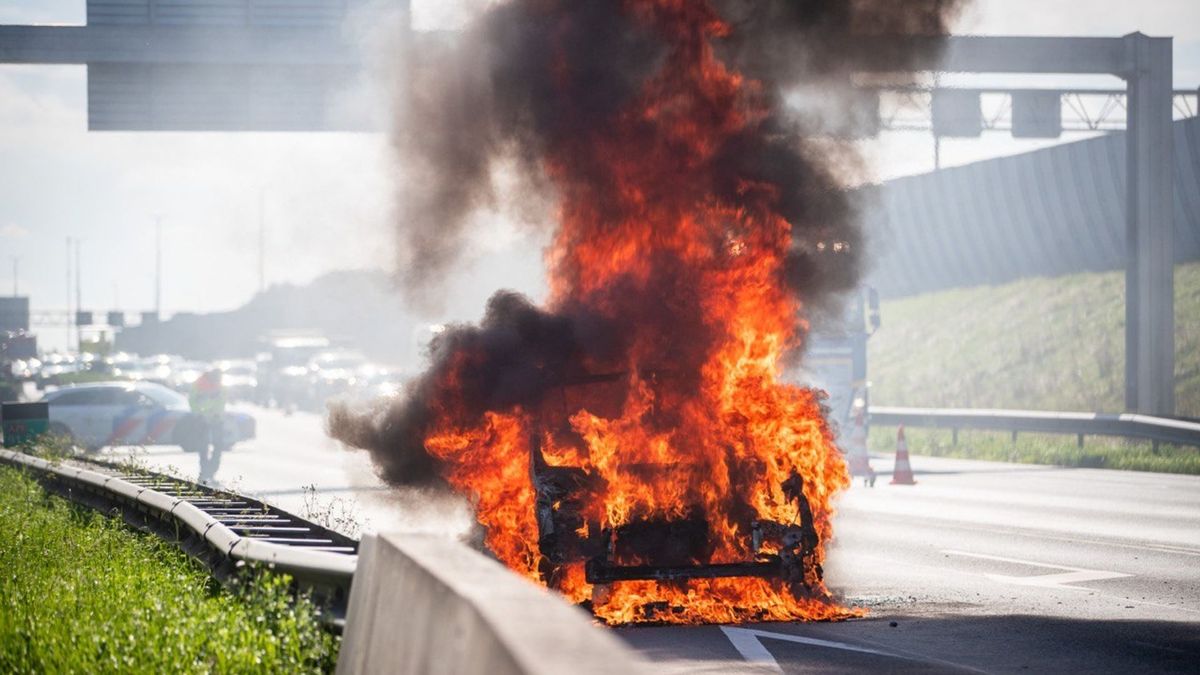 112 nieuws: Auto brandt volledig uit op A28 bij Zwolle
