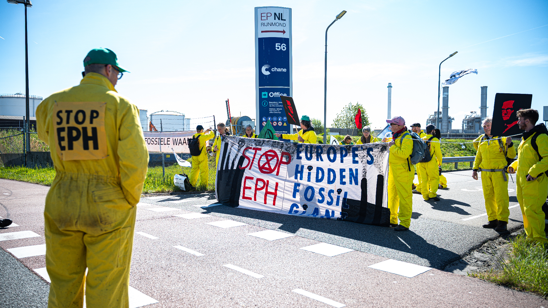 De actiegroep blokkeert een van de ingangen van EP NL.