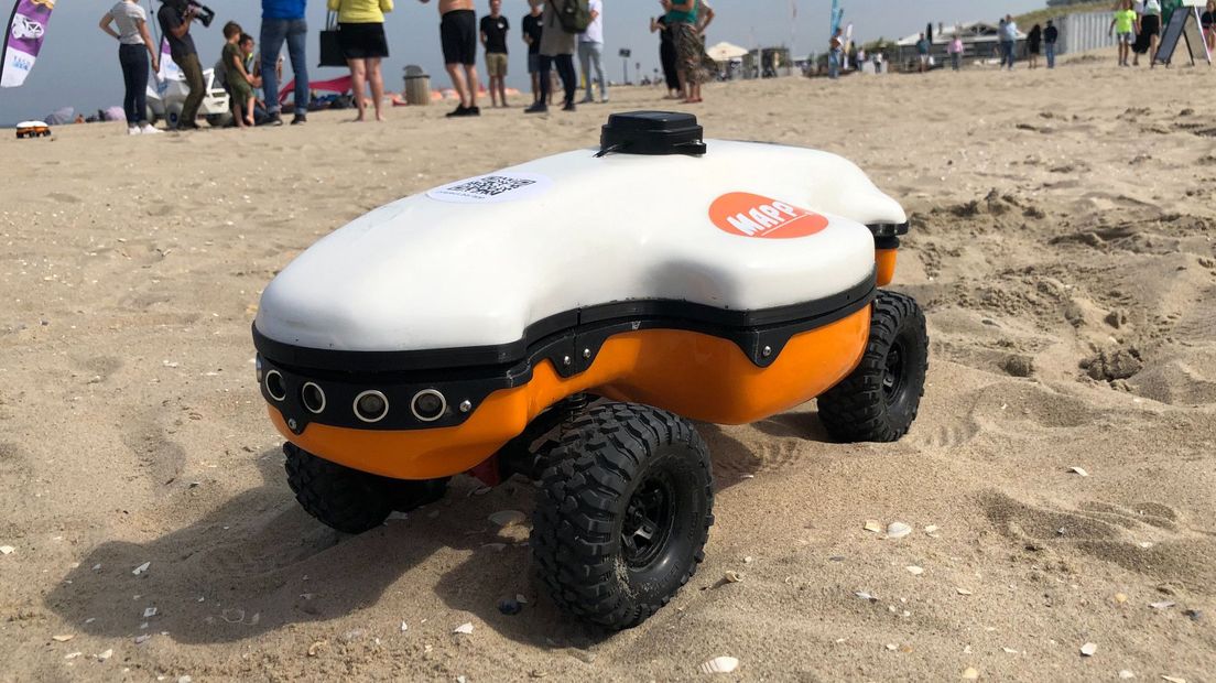 Robot Beachbot zoekt en detecteert zwerfafval