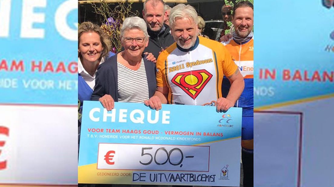 John van Zweden met een cheque van 500 euro voor team Haags Goud