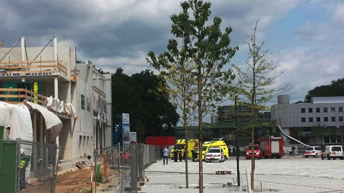 Hulpdiensten op de bouwplaats in Emmen