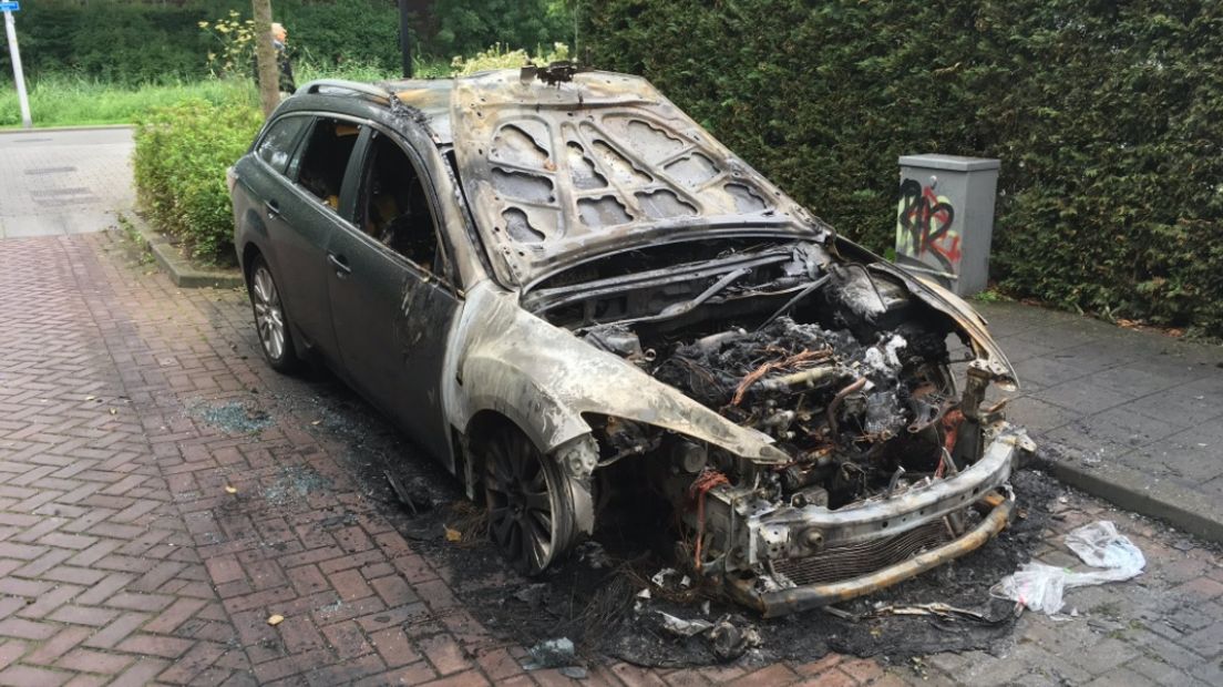 Al meer dan een jaar is Culemborg in de ban van autobranden. Het was even rustig, maar afgelopen nacht gingen er zeker zeven voertuigen in vlammen op. Waarom is het zo moeilijk de dader(s) te stoppen? Radio1 vroeg het aan forensisch psycholoog Ernst Ameling.