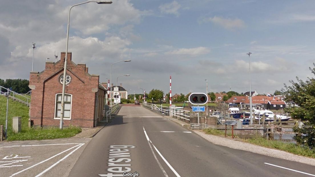 Fietsers delen de brug in Zoutkamp nu nog met auto's