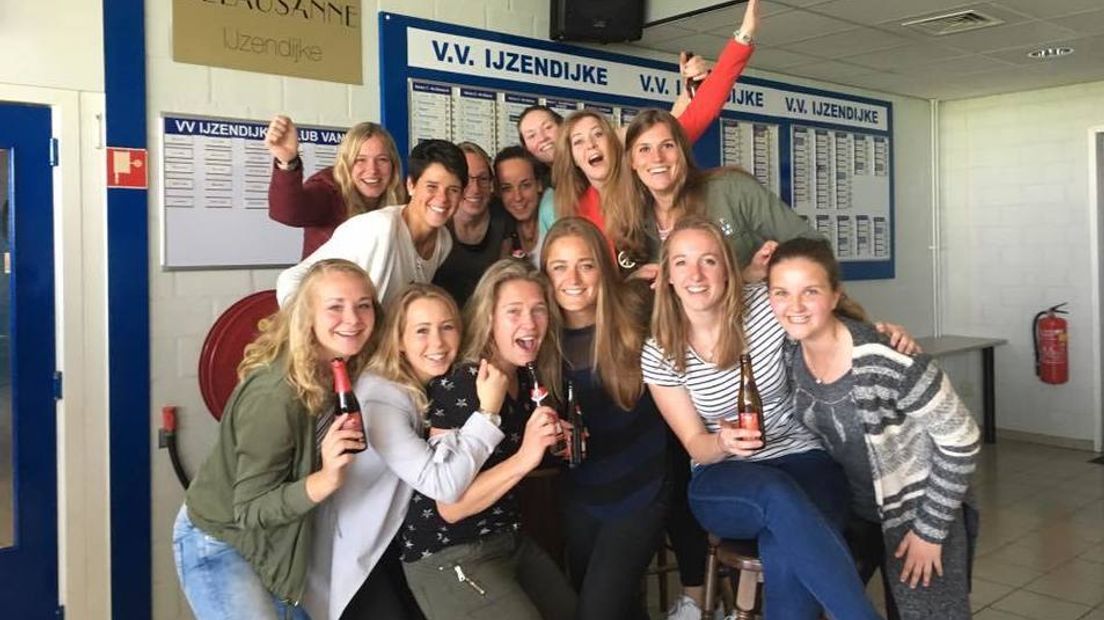 De vrouwen van Ijzendijke voetballen ook volgend seizoen in de hoofdklasse