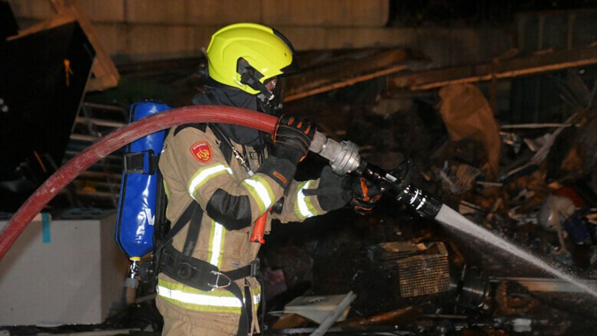 Stapel hout in brand op bedrijventerrein Sint-Maartensdijk