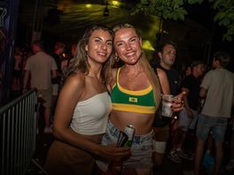 In beeld: 60.000 mensen trotseren regen in TT-nacht