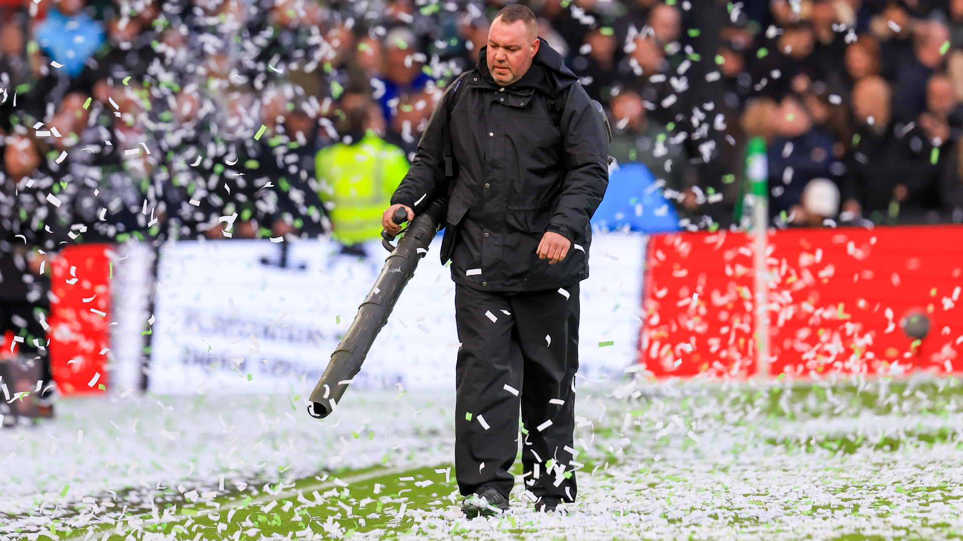 Met bladblazers wordt het veld schoongemaakt.