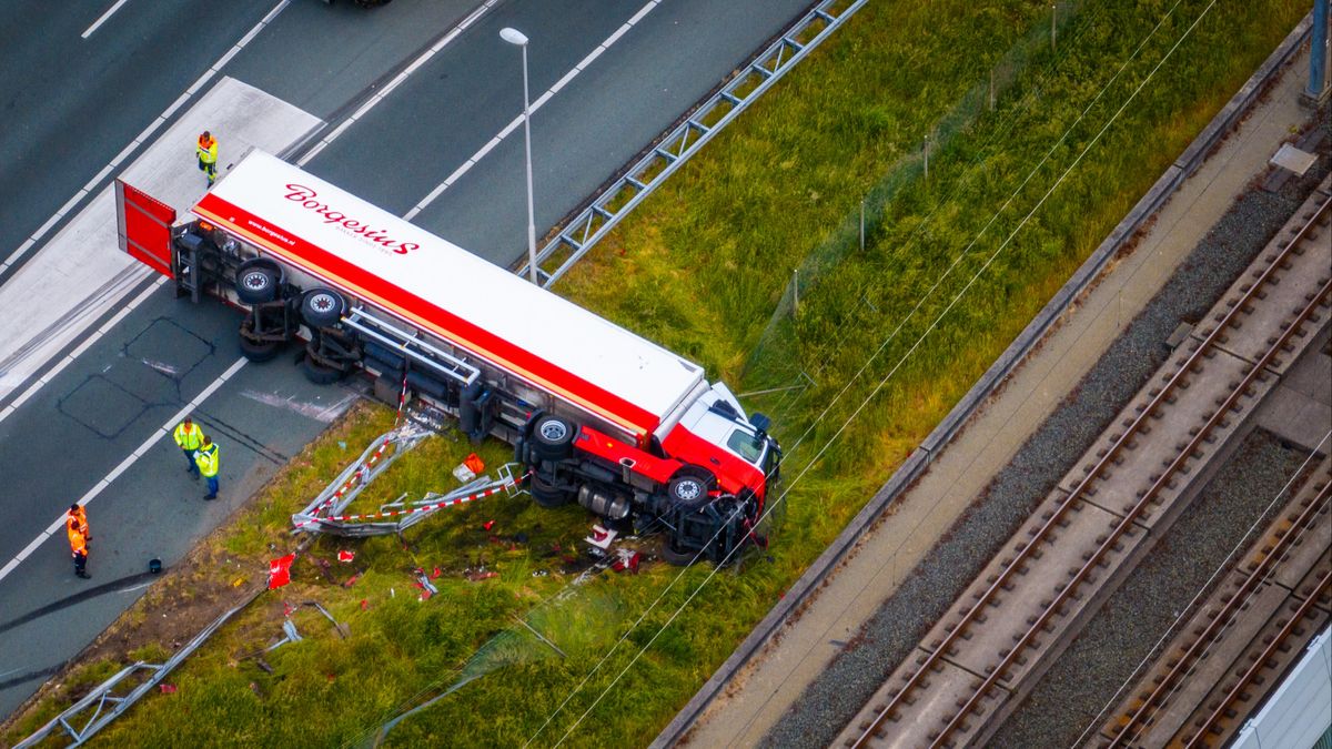 Vrachtwagen gekanteld: 500 liter diesel lekt op snelweg en in berm