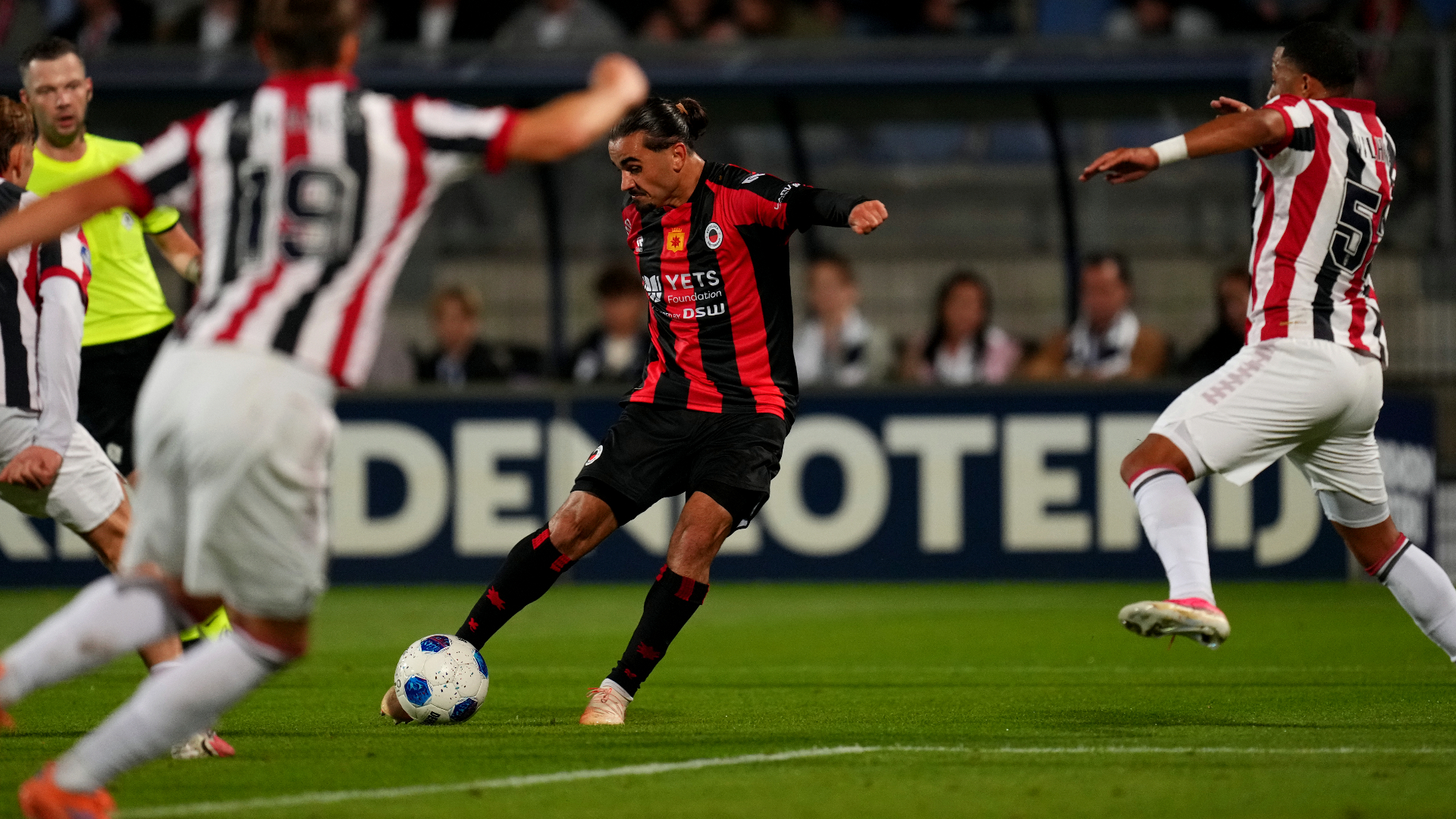 Irakli Yegoian lost een schot en scoort tegen Willem II