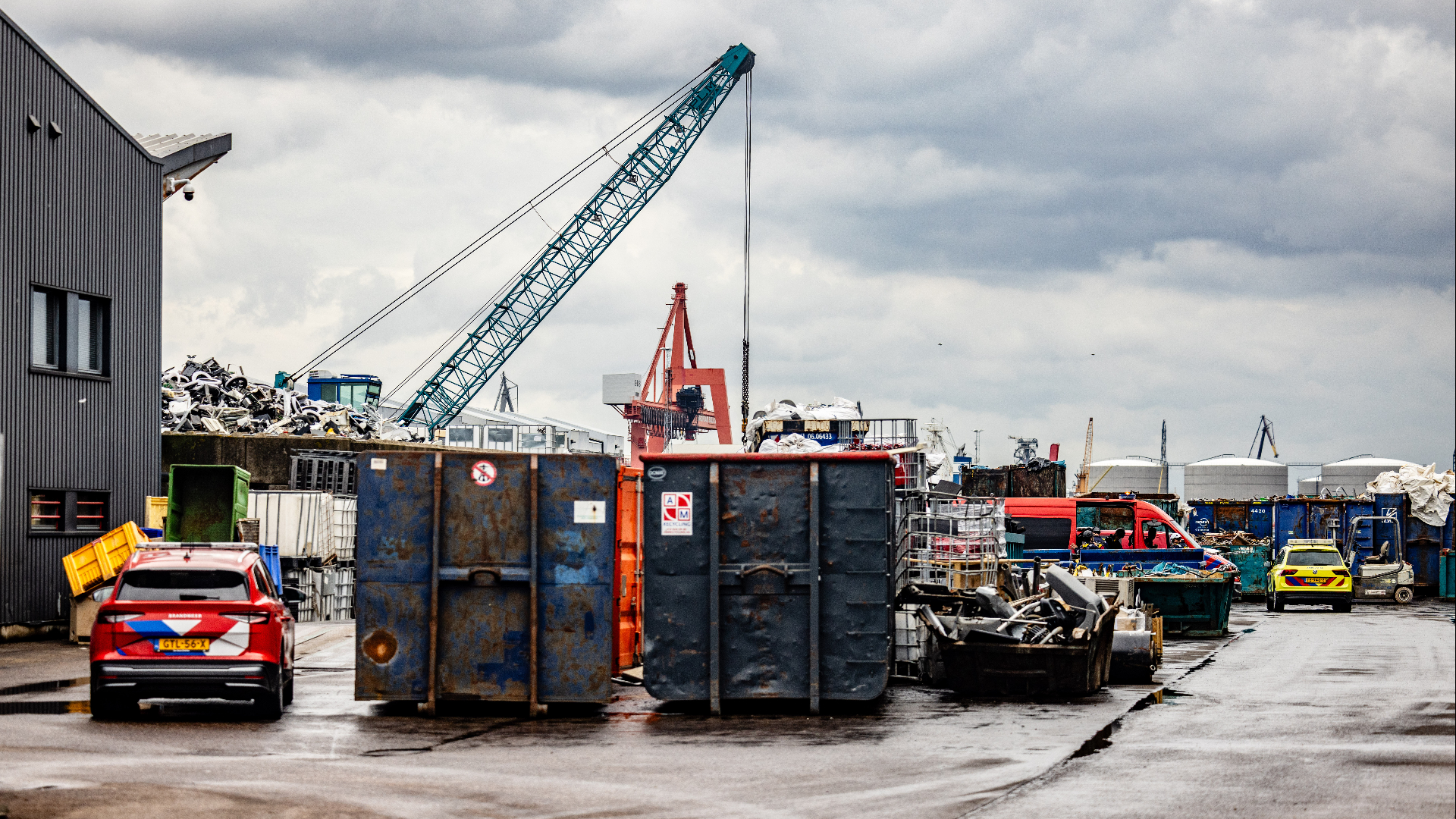 Het ongeluk gebeurde volgens 112-correspondenten op het terrein van een scheepsafvalverwerker.
