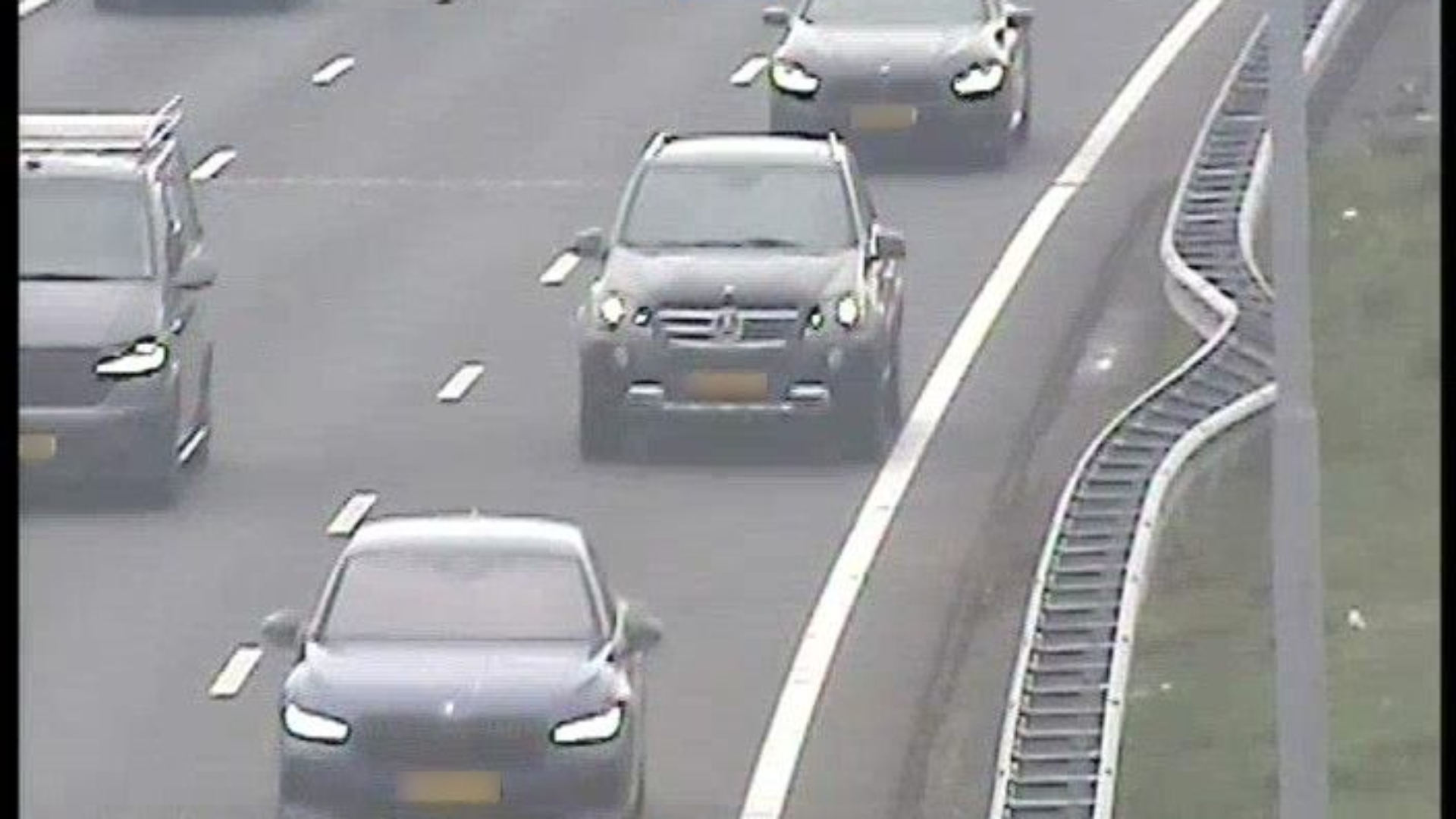 Brandweer knipt auto open na ongeluk met meerdere autos.