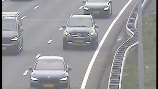 Brandweer knipt auto open na ongeluk met meerdere autos. Brandweer knipt auto open na ongeluk met meerdere autos.