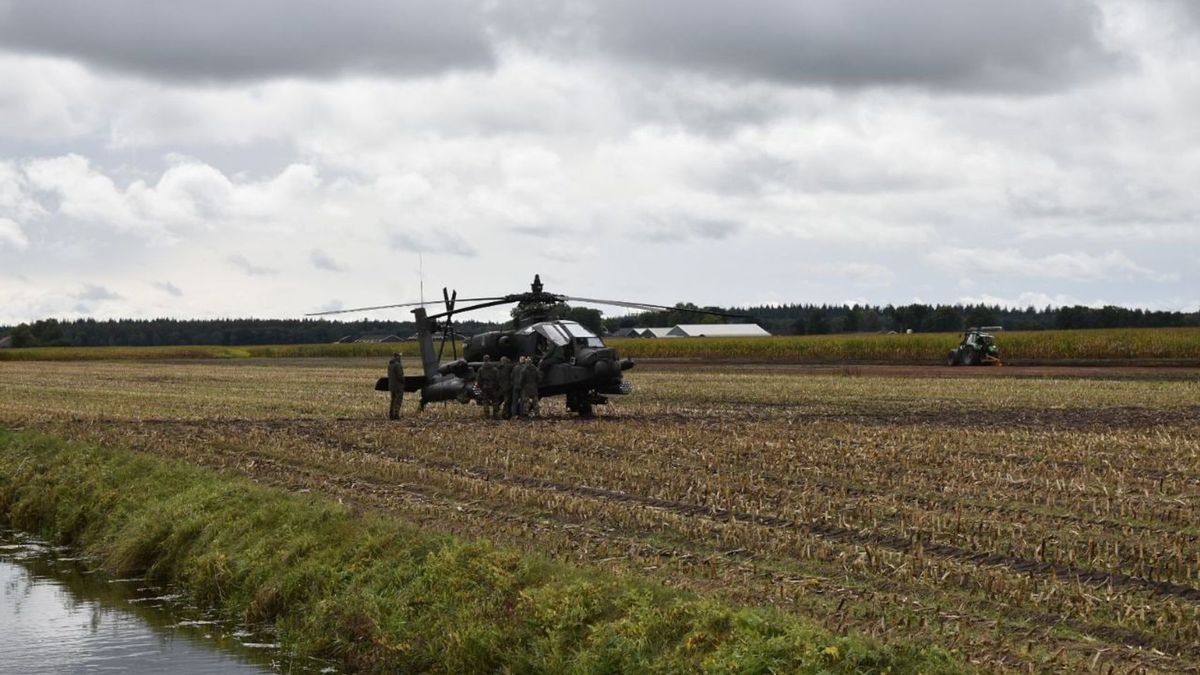 Apache gevechtshelikopter landt uit voorzorg in maisveld in IJhorst