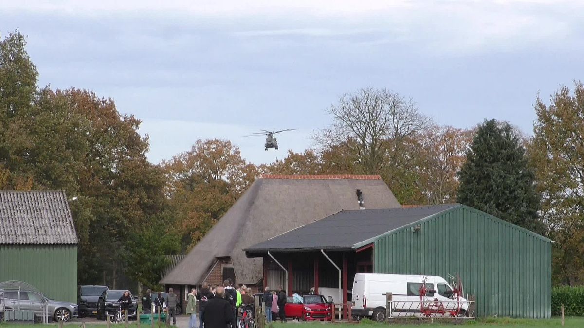 Imposante Chinooks landen in Drents weiland voor traktatie