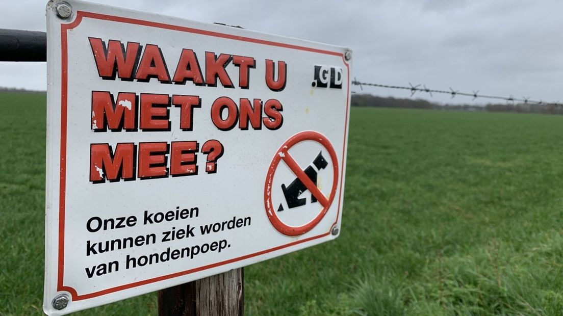 Met dit waarschuwingsbord vragen boeren aandacht voor de gevaren van hondenpoep