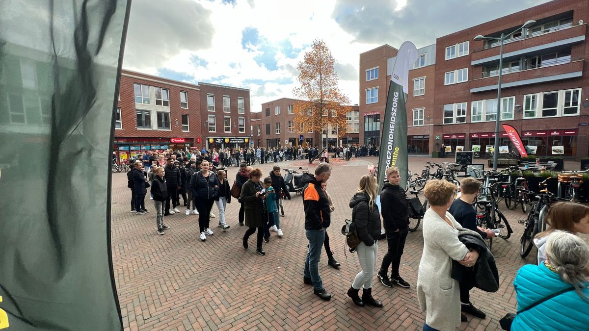 Lange rij voor ophalen van HPV-vaccinatie in Assen: 'Vrij grote doorloop'