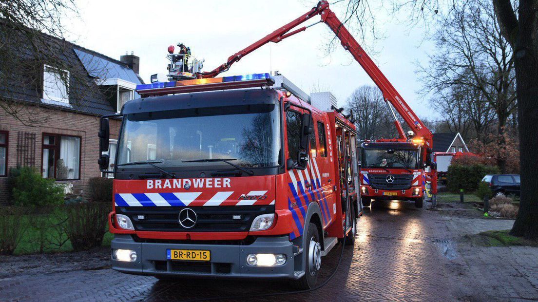 De brand woedde in het dak van de woning (Rechten: De Vries Media)
