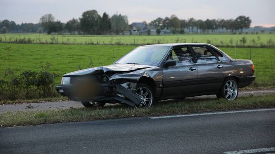 Automobilist botst op aanhanger van busje