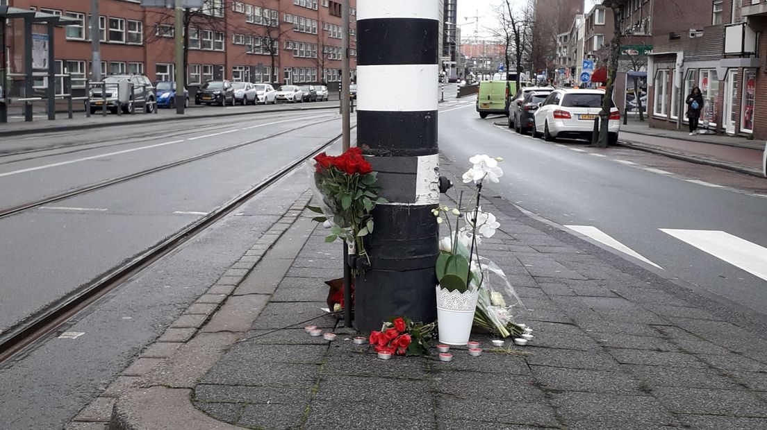 Op de Goudriaankade zijn bloemen en kaarsjes neergezet