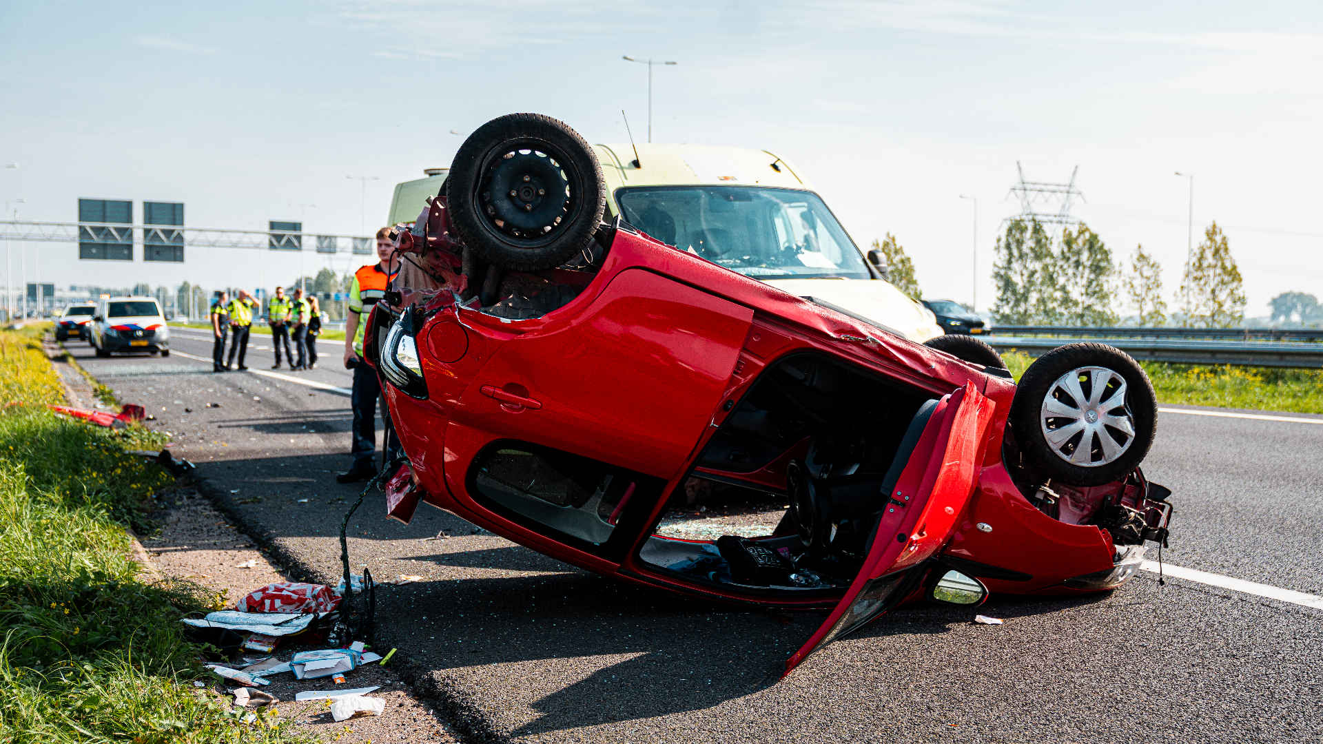 De auto belandde door de klap op z'n kop.
