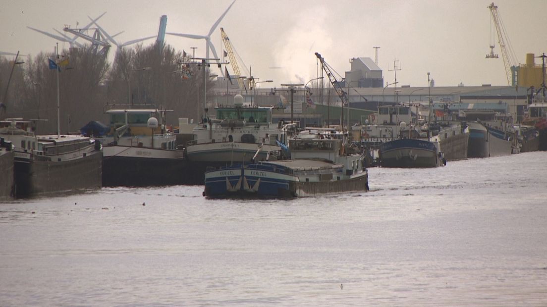 Binnenvaartschip bij Terneuzen