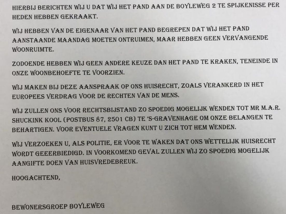 De brief waarin de kraker de politie informeren over de situatie