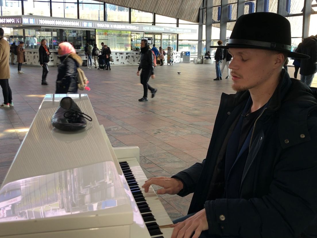 Giovanni op de piano in de ontvangsthal van Rotterdam Centraal