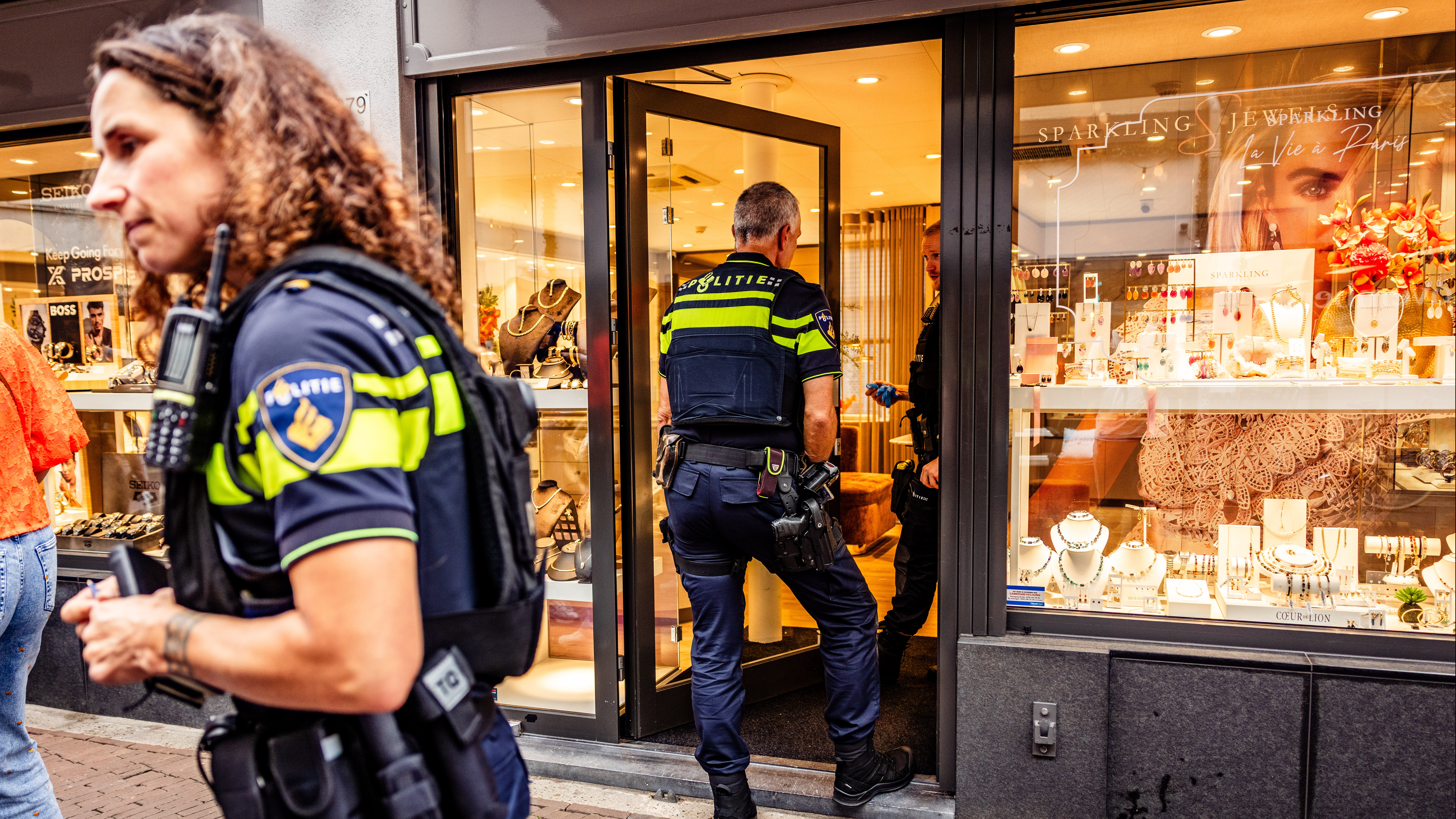 De politie spreekt met getuigen in de Voorstraat.