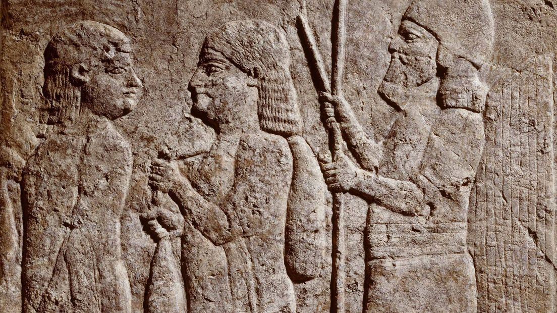 Reliëf uit Assyrisch paleis. Assyrische soldaat leidt gevangen vrouwen weg