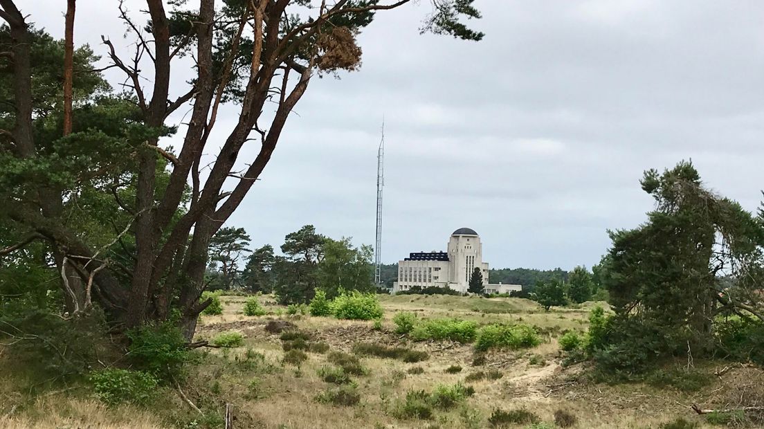 De Veluwe is een prachtig gebied, dat weet ook onze radiopresentator en RTL-nieuwslezer Jan de Hoop. Vier jaar geleden verruilde hij Rotterdam voor Radio Kootwijk. Hij is er maar wat trots op dat hij de Veluwe sindsdien zijn achtertuin kan noemen.