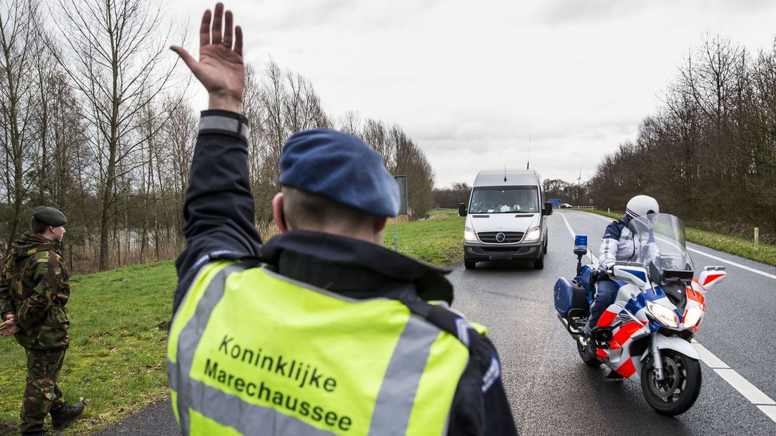 Een busje wordt staande gehouden, tijdens eerdere acties