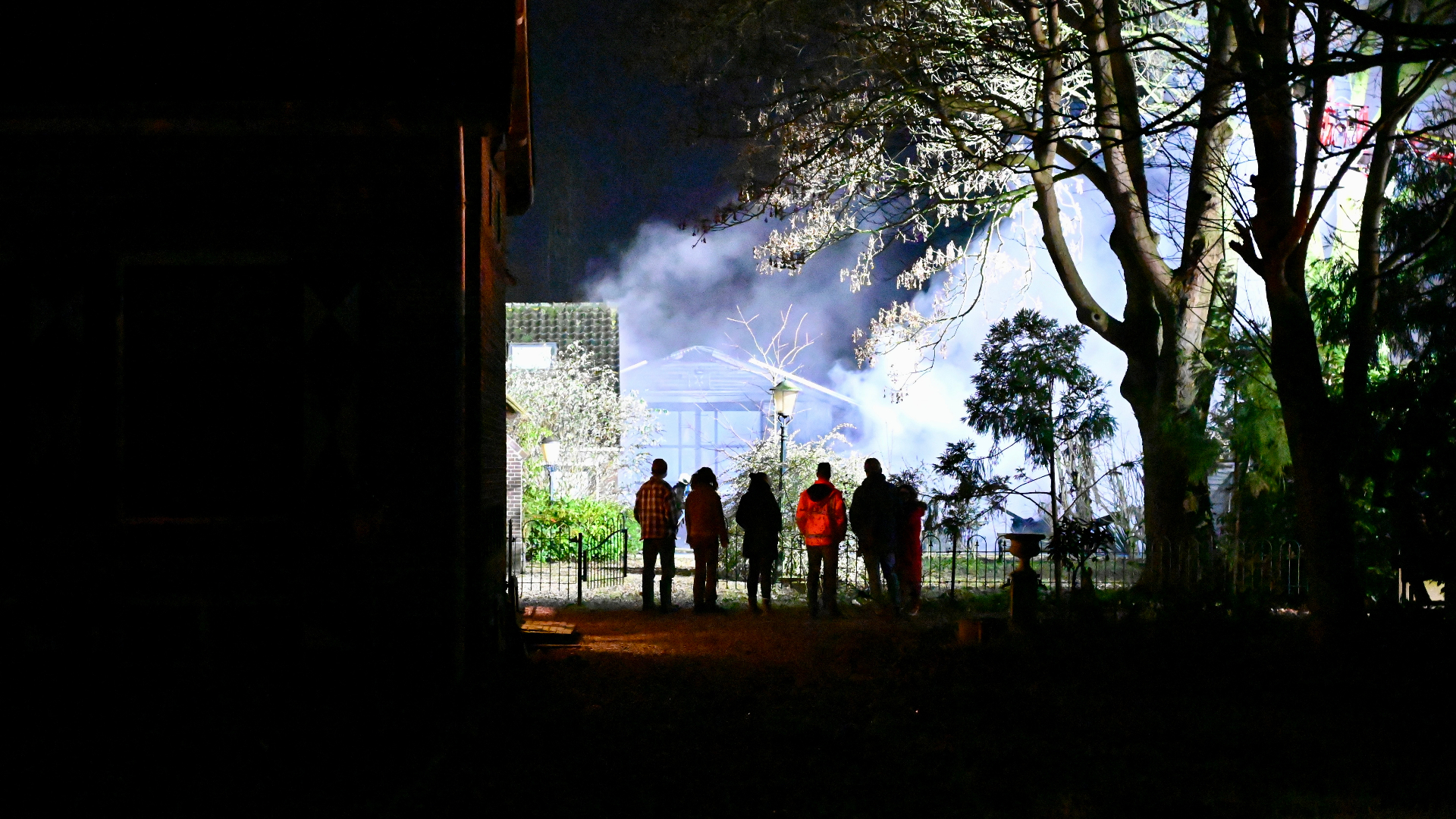 Schuur brandt volledig uit in Tienhoven
