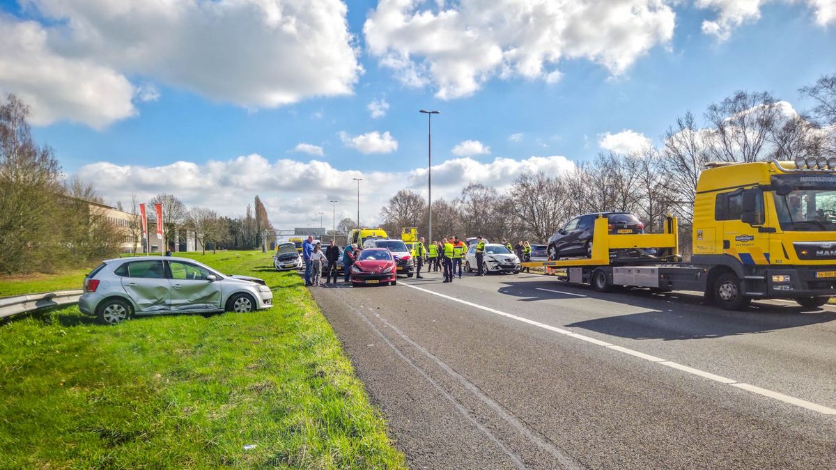 Ongeluk met meerdere auto's op A1 bij Amersfoort, snelweg tijdelijk afgesloten