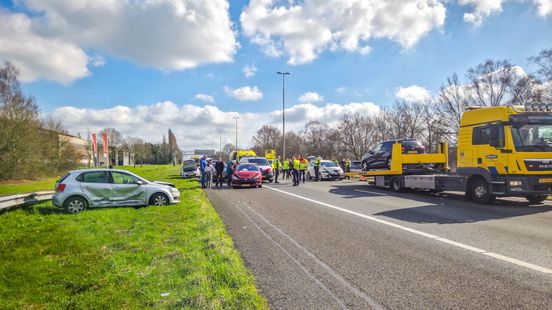 Ongeluk met meerdere autos op A1 bij Amersfoort, snelweg tijdelijk afgesloten. Ongeluk met meerdere autos op A1 bij Amersfoort, snelweg tijdelijk afgesloten.