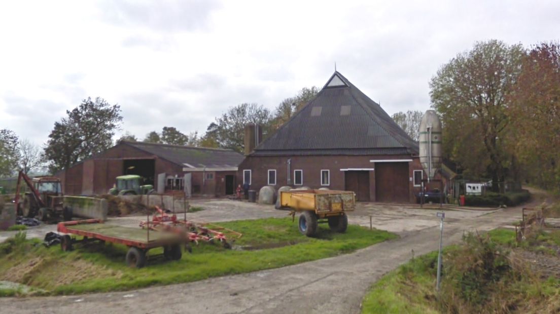 De boerderij in Niehove waar illegale werknemers zijn aangehouden